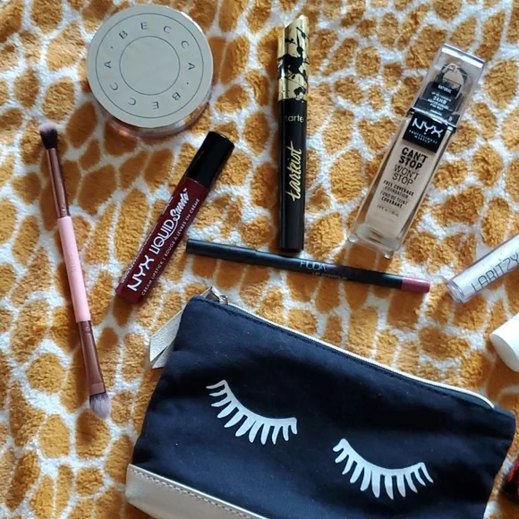 Makeup bundle - Picture 2 of 3